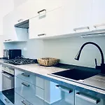 Carla Comfort With 2 Bathrooms Apartment